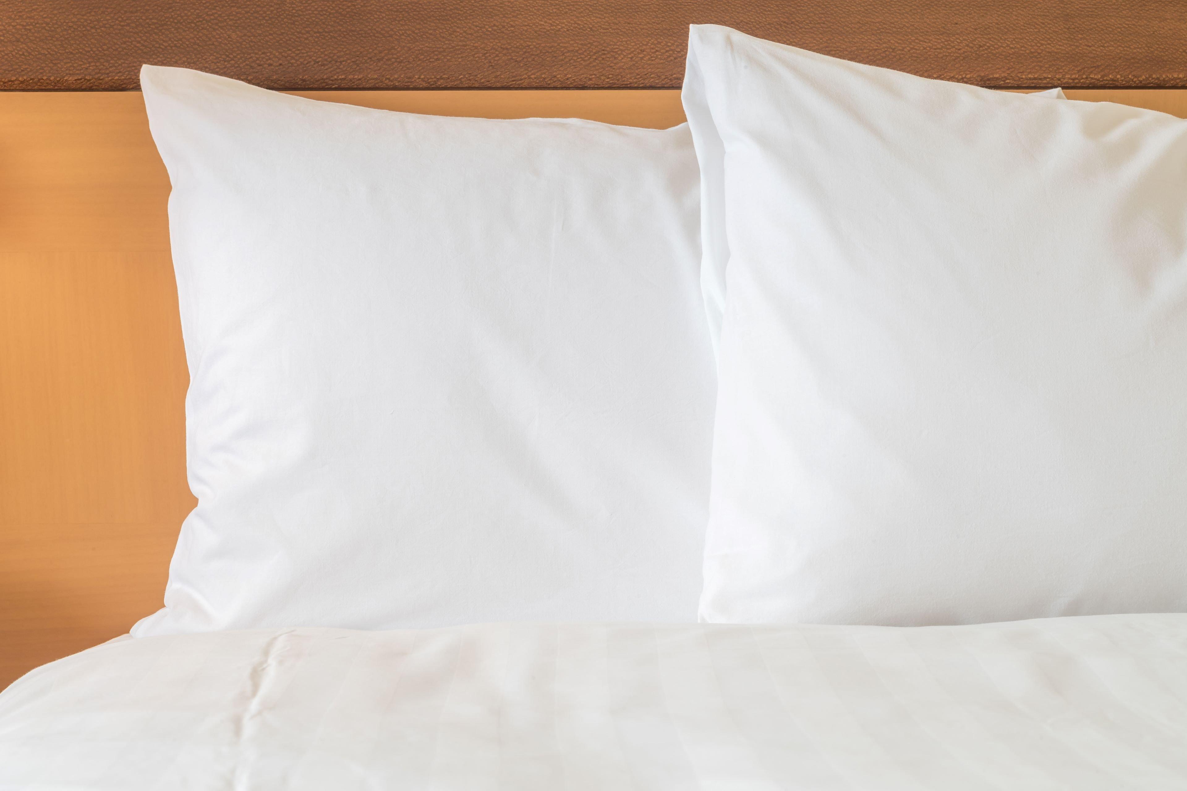 Intercontinental Sanctuary Cove Resort By Ihg Gold Coast Exterior foto Two pillows on a bed